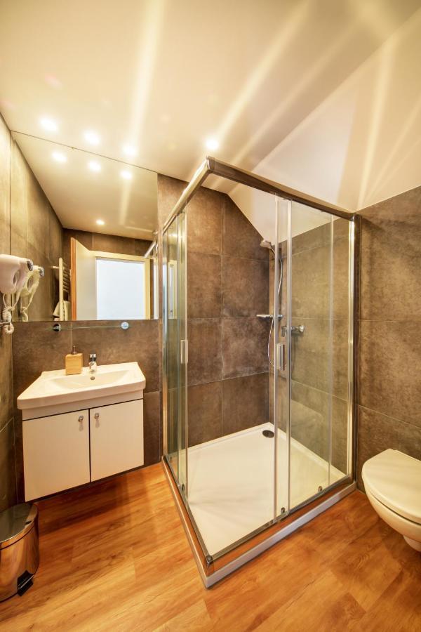 Fekete Sas Motel Естерґом Екстер'єр фото
