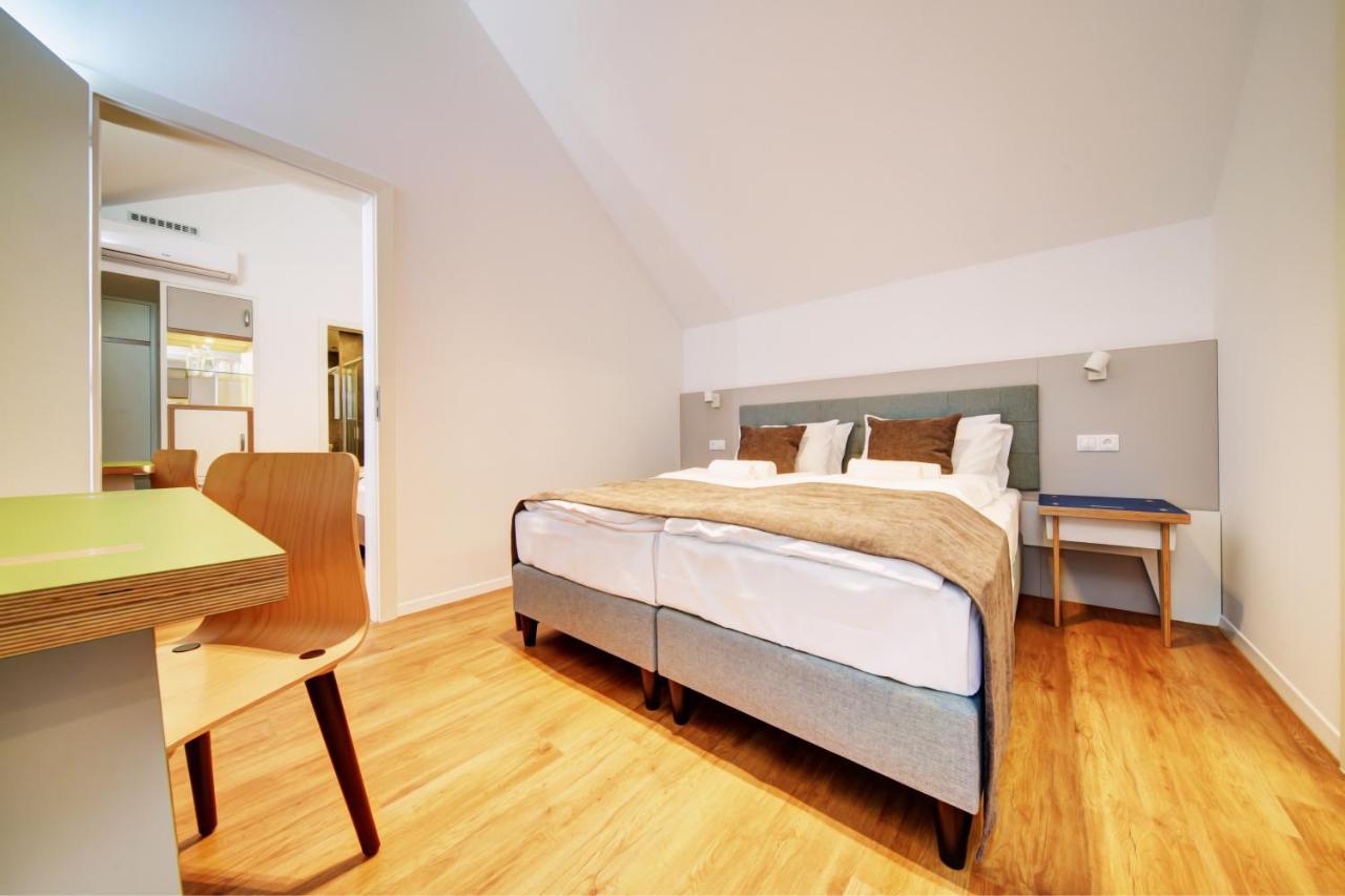 Fekete Sas Motel Естерґом Екстер'єр фото
