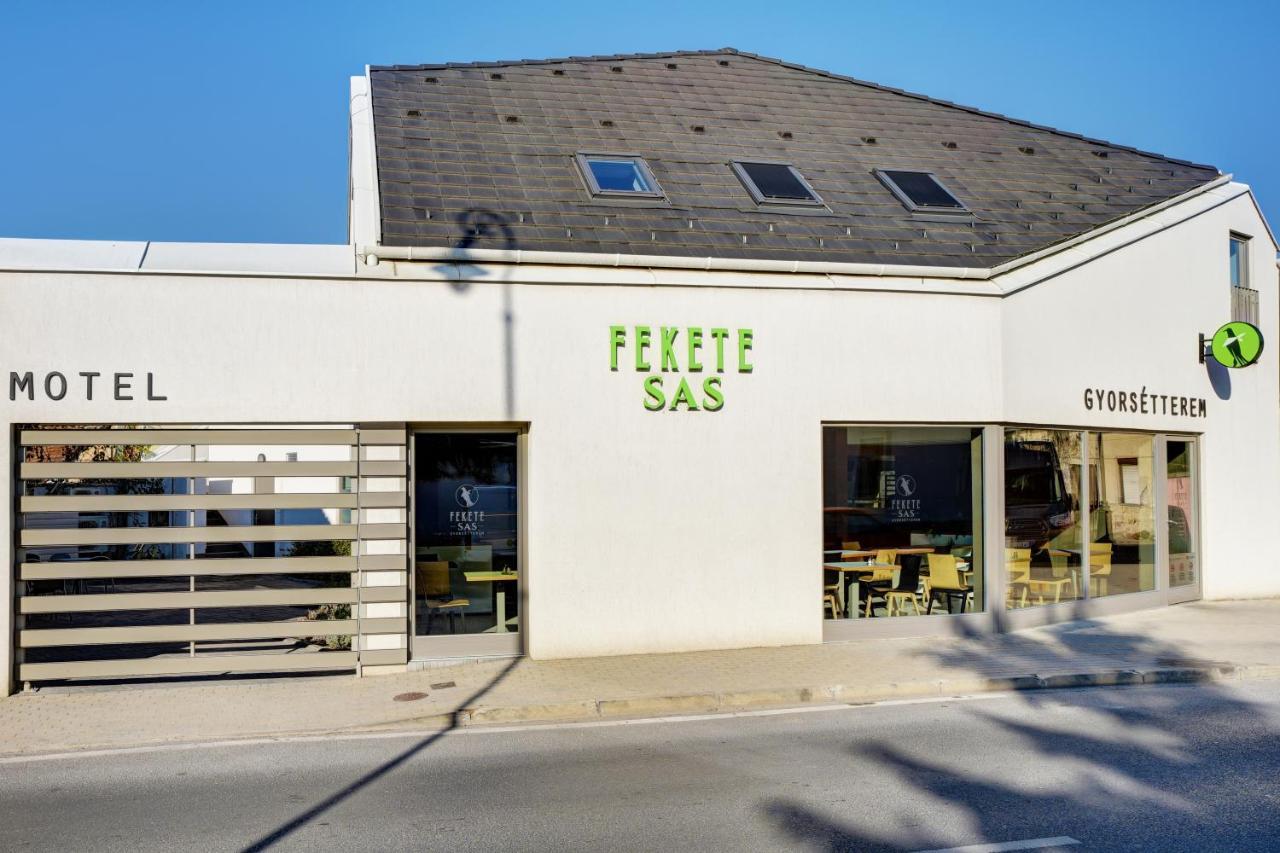 Fekete Sas Motel Естерґом Екстер'єр фото